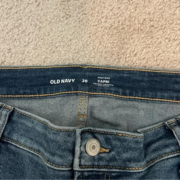 Old Navy Capri Jeans in Dark Blue - Picture 3 of 3